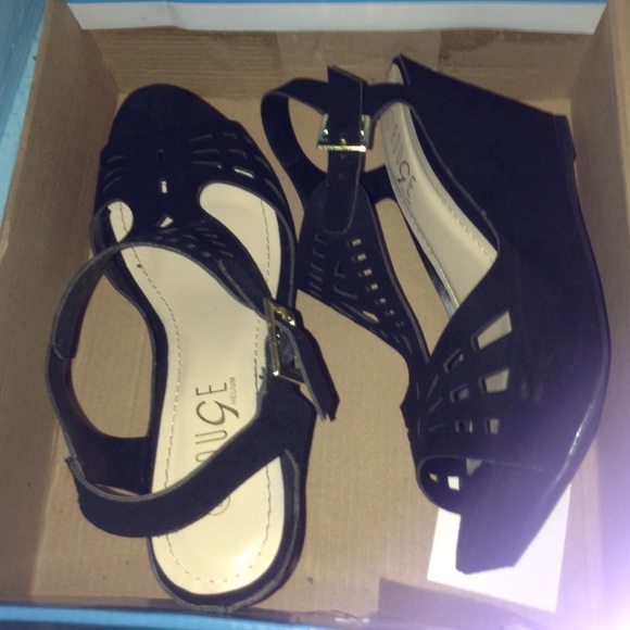 These high black top shoes size 5 1/2 - Picture 2 of 2