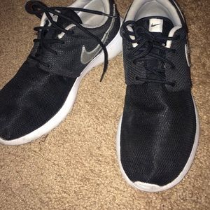 Black nike roshe runs