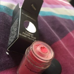 Mac pigment , color rose .