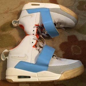 Slightly worn Yezzys