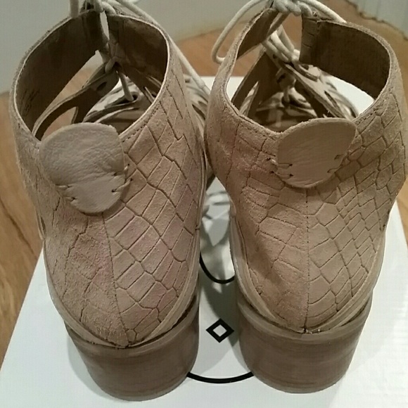 (SOLD)NWOT VON DUTCH TIGHTENUP LEATHER SANDAL - Picture 3 of 4