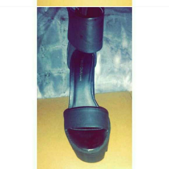 ISO THESE SHOES IF U KNOW THE NAME  plz TAG ME