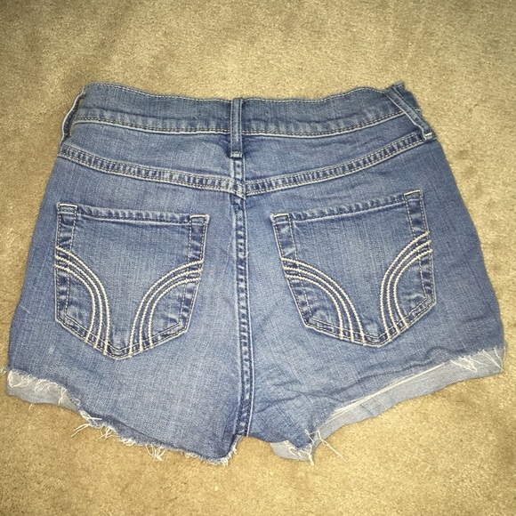 Hollister Co high rise medium wash denim shorts - Picture 2 of 4
