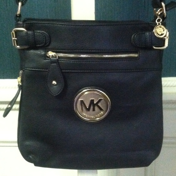 Michael Kors black leather cross body - Picture 2 of 4