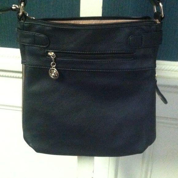Michael Kors black leather cross body - Picture 3 of 4