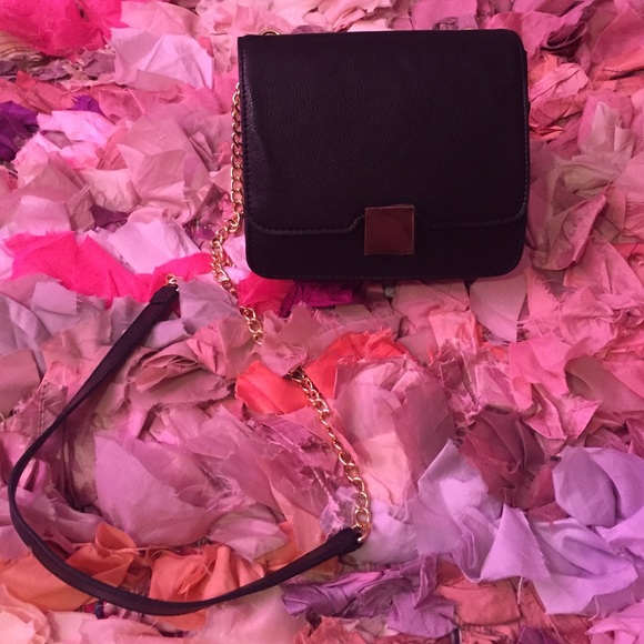 Brand New 🙀🙀 F21 Black & Gold Cross Bag💕