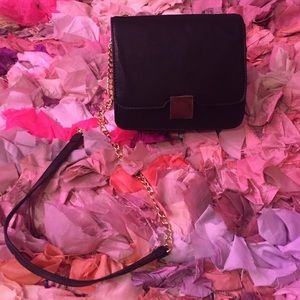 Brand New 🙀🙀 F21 Black & Gold Cross Bag💕