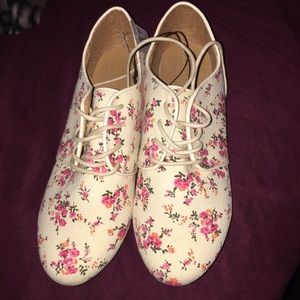Flower print shoes