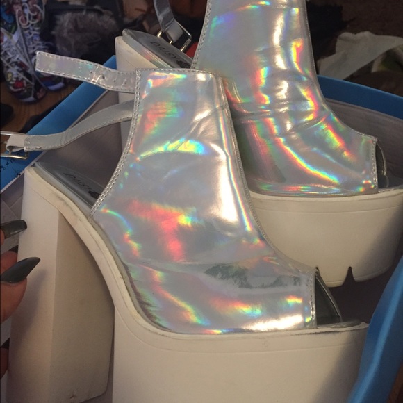 White daisy platforms
