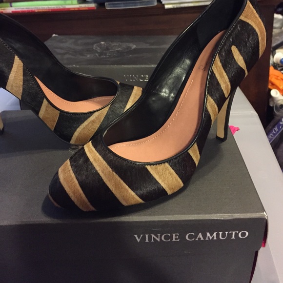 SOLD——Vince Camuto-Quest2 pumps - Picture 2 of 4