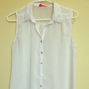 Chiffon sleeveless white pearled blouse