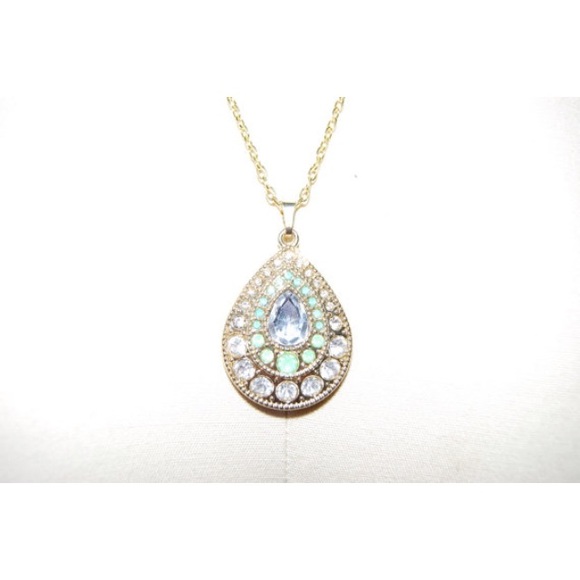 Flashy gold necklace