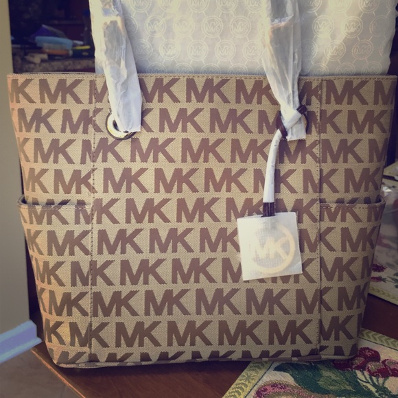 SOLD - BRAND NEW MICHAEL KORS 👜✨