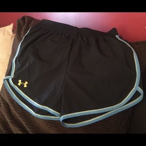 Women's Under Armour shorts size medium!