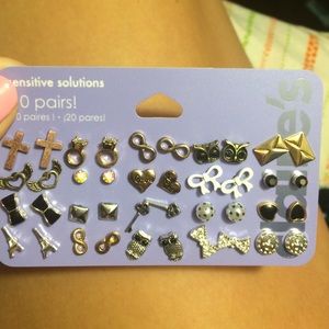 20 brand new pairs of earrings