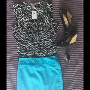 Black and white pattern sleeveless ruffle blouse