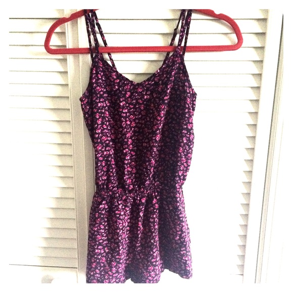 American Eagle Outfitters Other - Petite floral romper 🌺