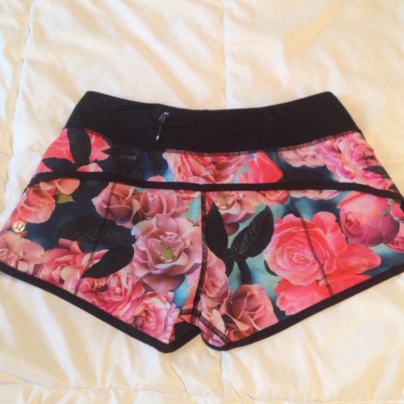 Lululemon speed short secret garden 6 EUC