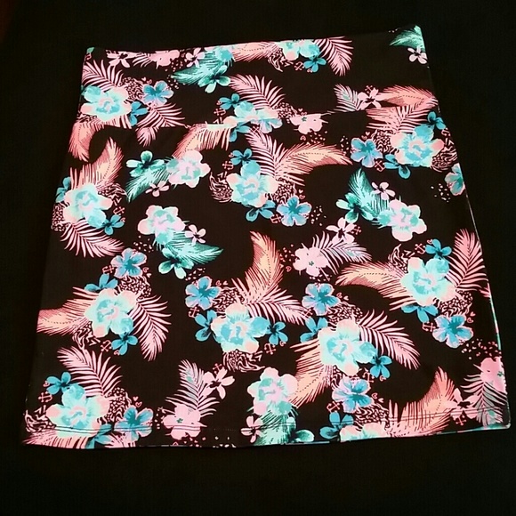 💜Cute and Lovely New No Tag Hawaiian Print Skirt