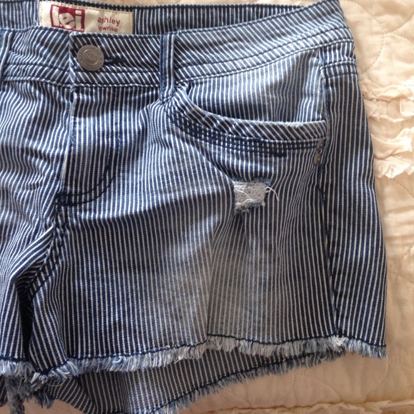 Shorts - Picture 2 of 4