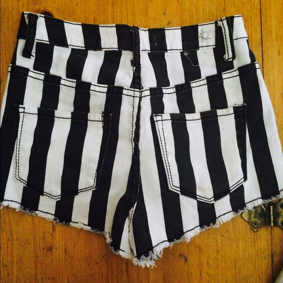 High wasted b&w shorts. Size 3 - Picture 2 of 2