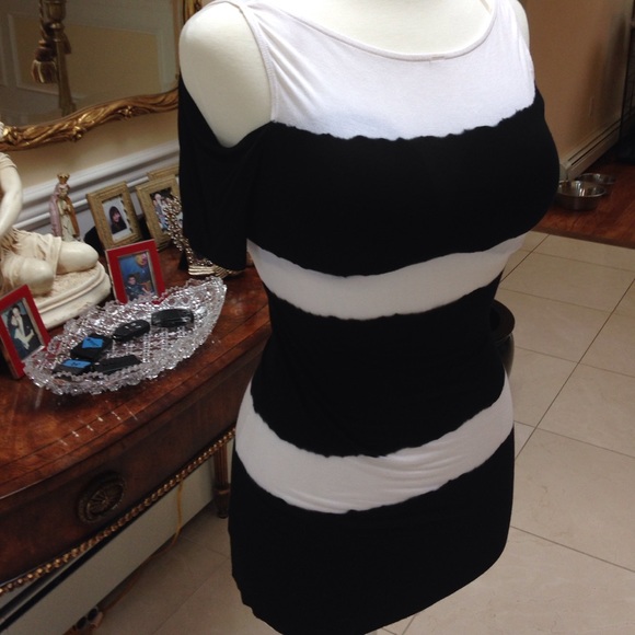 Cold Shoulder Top - Picture 3 of 3