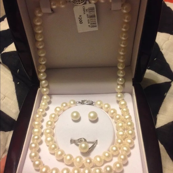 Authentic set of pearls ~ new in box