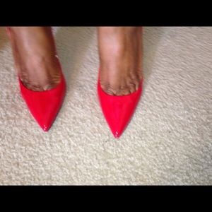 POINTY TOE RED HEELS