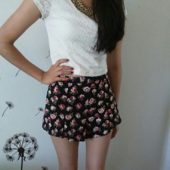 🚫SOLD🚫Cute floral Short woven - Picture 2 of 4