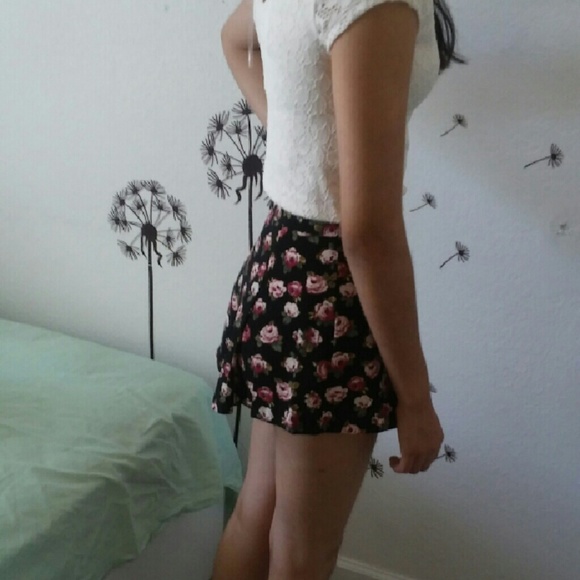 🚫SOLD🚫Cute floral Short woven - Picture 3 of 4