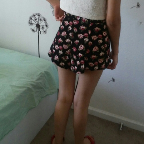 🚫SOLD🚫Cute floral Short woven - Picture 4 of 4