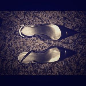 Guess black pointed-toe pumps