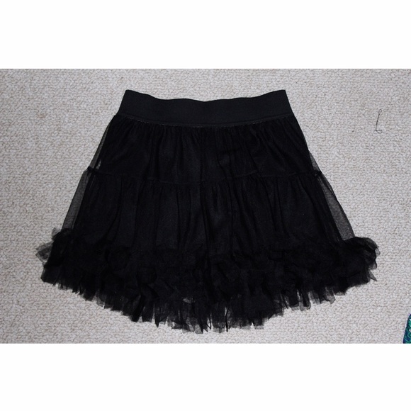 frilly lace skort in black