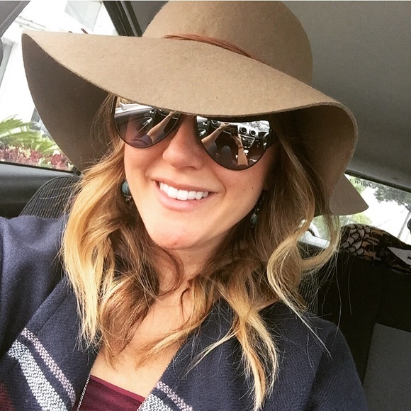 Meet Your Posher, Caroline :) - Picture 3 of 5