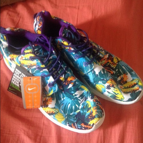 Tropical Nike roshes