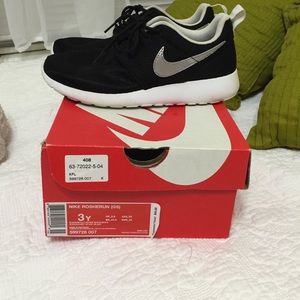 Black roshes sneakers