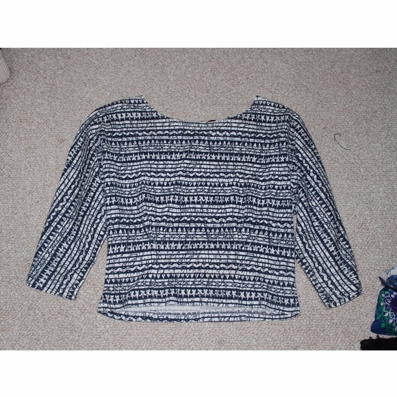 white and blue quarter sleeve top