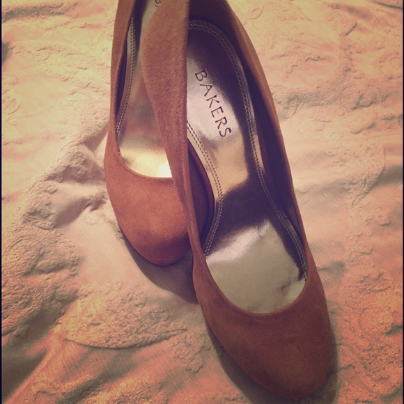 Bakers suede platform pumps sz 9
