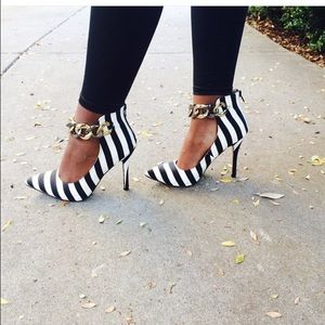 🔥🔥💥💥HUGE SHOE SALE! B & W Chained Pumps