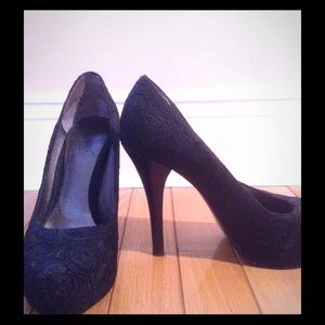 Carlos Santana black lace embroidered pumps