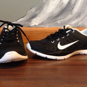 NIKE black training tennis shoes! Only worn once!