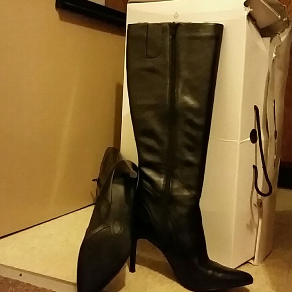 SOLD**FINAL MARK DOWN*** Knee black leather boots - Picture 2 of 4