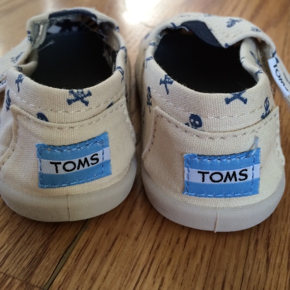 SOLD - Toms shoes for your toddler - Picture 2 of 4