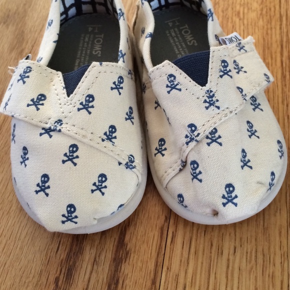 SOLD - Toms shoes for your toddler - Picture 4 of 4