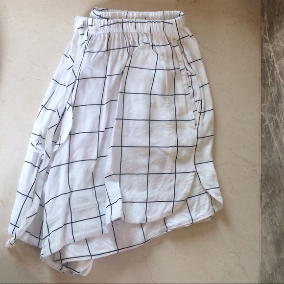 [TRADED] White Grid Eve Shorts