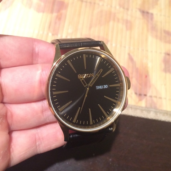 Nixon sentry leather gold black