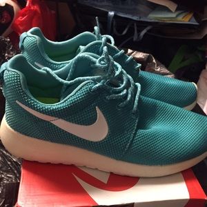 Nike women's Roshe run