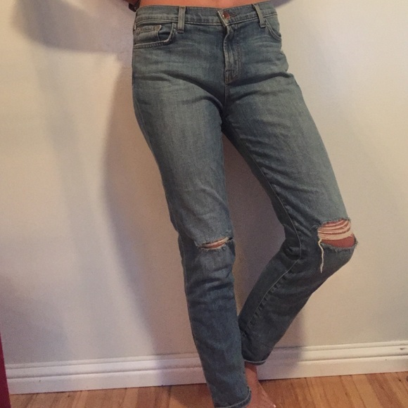 JBRAND BOYFRIEND JEANS WITH KNEE HOLES