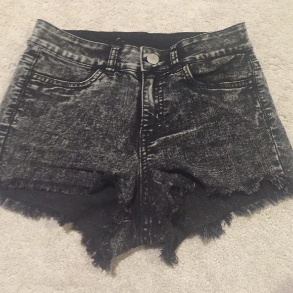 Black shorts - Picture 3 of 3