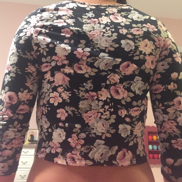 Black crop top - Picture 2 of 2